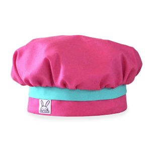 Pour s'amuser dans la cuisine, quoi de mieux qu'un beau petit chapeau pour le ''mini-chef''. Ajustable à l'aide d'un élastique. Confortable. Fabriqué au Québec. La toque est de couleur fuchsia.