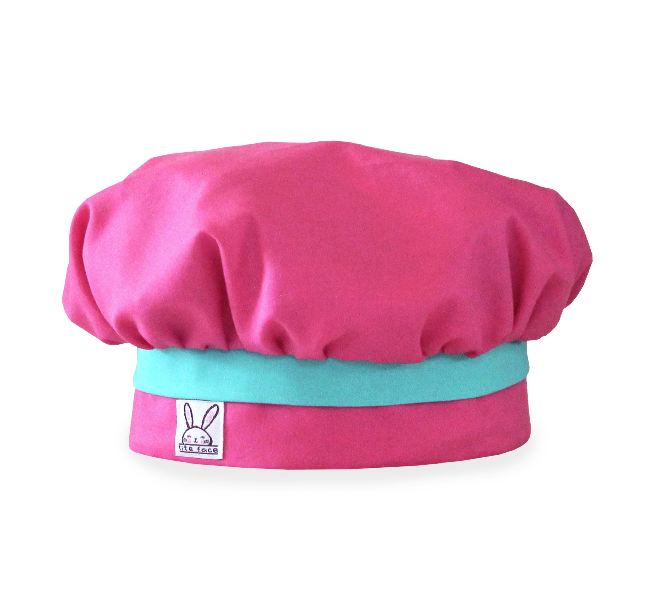 Pour s'amuser dans la cuisine, quoi de mieux qu'un beau petit chapeau pour le ''mini-chef''. Ajustable à l'aide d'un élastique. Confortable. Fabriqué au Québec. La toque est de couleur fuchsia.