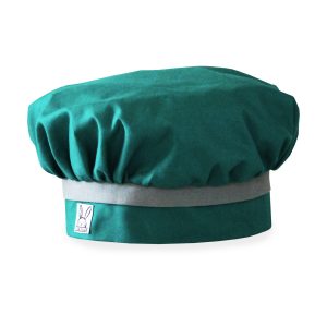 Pour s'amuser dans la cuisine, quoi de mieux qu'un beau petit chapeau pour le ''mini-chef''. Ajustable à l'aide d'un élastique. Confortable. Fabriqué au Québec. La toque est de couleur émeraude.