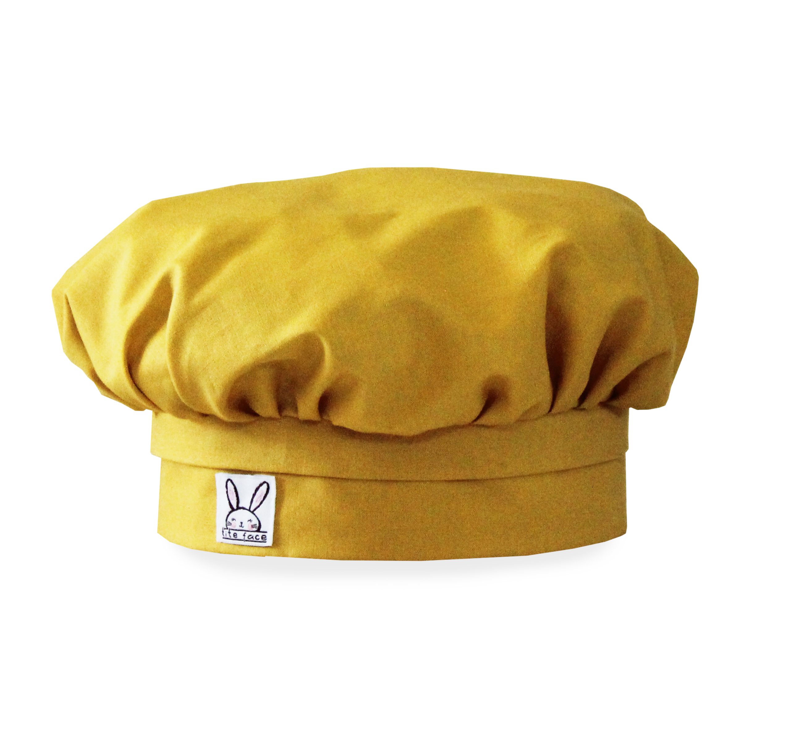 Une toque pour enfant de couleur jaune curry. Il s'ajuste pour toutes les têtes d'enfant à l'aide d'un élastique.