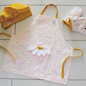 Ensemble de ''mini-chef'' pour faire fureur dans la cuisine ! Le tout comprend: 1 tablier, 1 paire de mitaine et 1 chapeau ajustable. Le tablier fleuri s'ajuste à l'encolure avec des boutons pressions. Une poche amusante en forme de fleur au devant. Produits fait au Québec. Les mitaines de four sont isolées. Il y a des ganses pour les accrocher sur un crochet. La toque jaune curry est ajustable à l'aide d'un élastique.