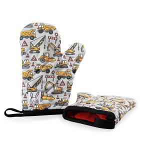 Les petites mitaines de four sont parfaites pour s'amuser et aider les parents à faire la cuisine en toute sécurité. Motif de camion pour enfant. Ensemble de deux. Les mitaines sont isolées à double épaisseur. Ganse pour les accrocher sur un crochet. Fabriqué au Québec.