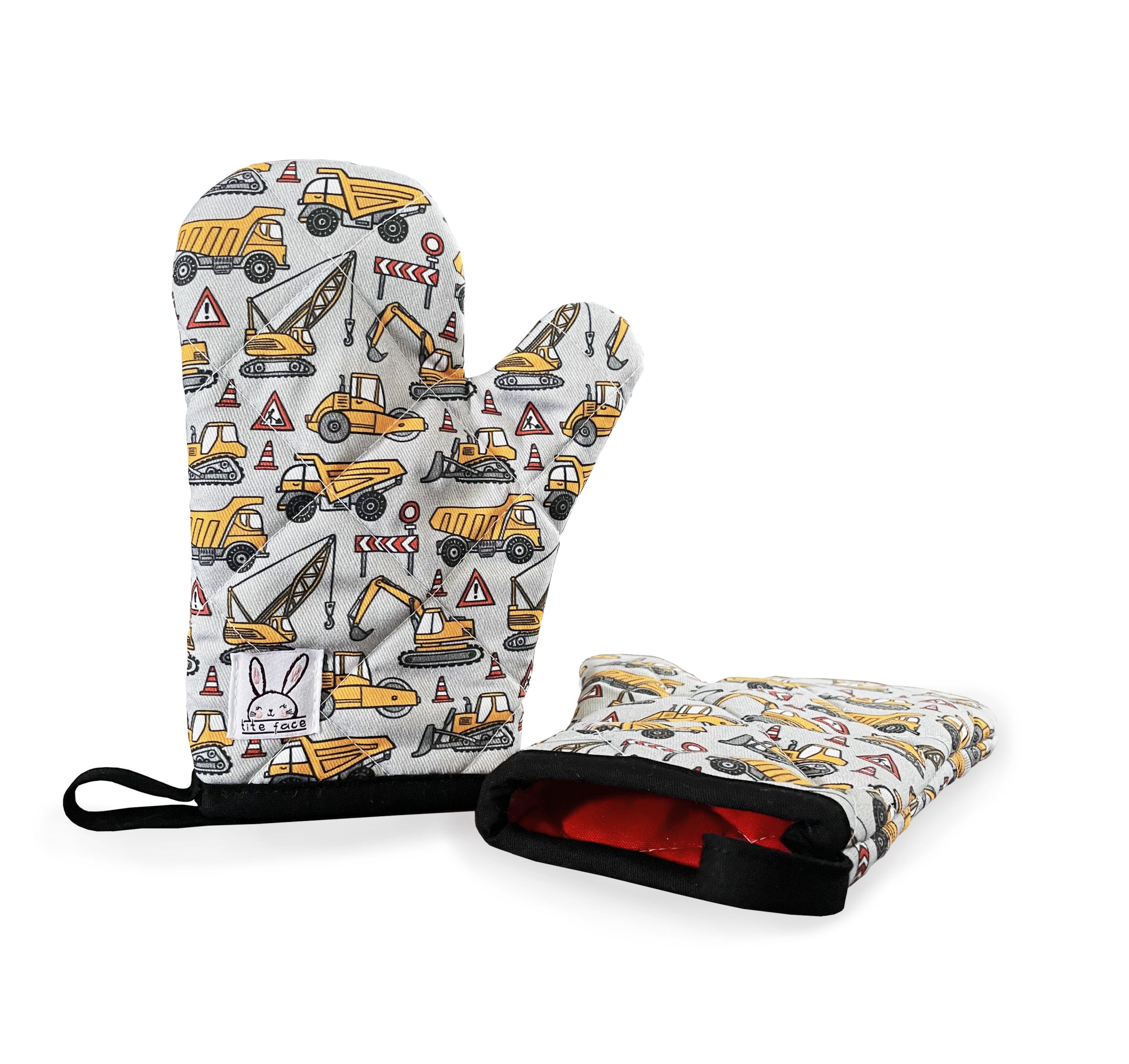 Les petites mitaines de four sont parfaites pour s'amuser et aider les parents à faire la cuisine en toute sécurité. Motif de camion pour enfant. Ensemble de deux. Les mitaines sont isolées à double épaisseur. Ganse pour les accrocher sur un crochet. Fabriqué au Québec.