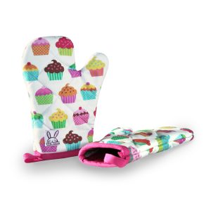 Mitaines de four isolées pour enfant avec des imprimés de petits gâteaux.