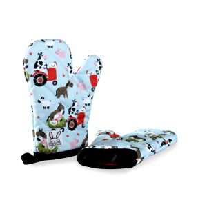 Une paires de petite mitaines de four isolée pour les enfants. Les mitaines ont des motifs d'animaux de la ferme.