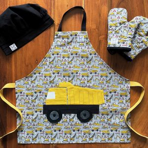 Ensemble de ''mini-chef'' pour faire fureur dans la cuisine ! Le tout comprend: 1 tablier, 1 paire de mitaine et 1 chapeau ajustable. Le tablier s'ajuste à l'encolure à l'aide de boutons pressions. 2 poches amusantes au devant en forme de camion. Mitaines de four isolées à double épaisseur. Ganse pour accrocher les mitaines sur un crochet. Le Chapeau de cuisine est ajustable et confortable à l'aide d'un élastique. Fabriqué au Québec.