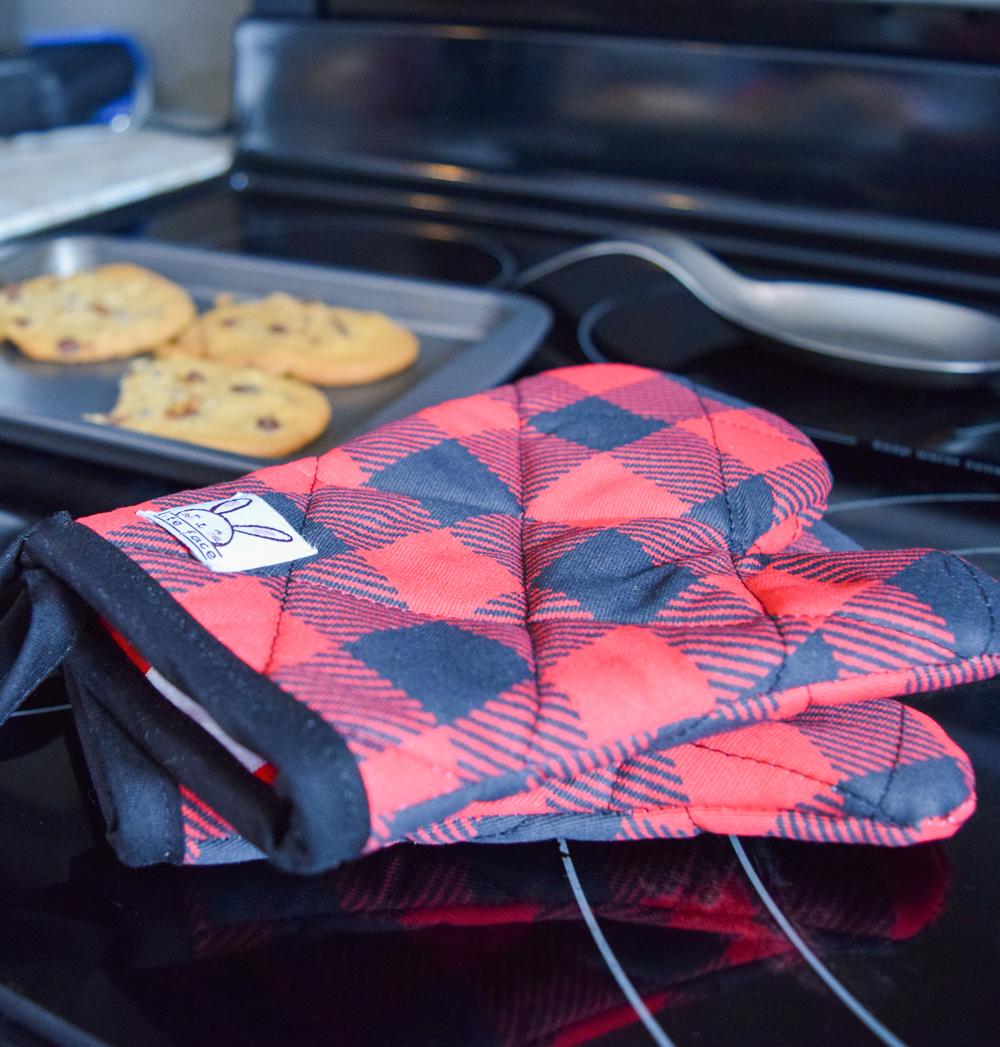 Les petites mitaines de four carreauté rouge et noir sont parfaites pour s'amuser et aider les parents à faire la cuisine en toute sécurité. Ensemble de deux. Isolées à double épaisseur. Ganse pour les accrocher sur un crochet. Fabriqué au Québec.