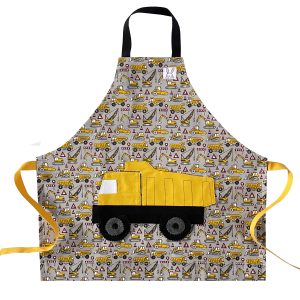 Tablier pour enfant avec 2 poches au devant en forme de camion. Le tablier s'ajuste à l'encolure à l'aide de boutons pressions. L'imprimé de camion gris et jaune est très populaire auprès des enfants. Fabriqué au Québec. Disponible en 2 grandeurs.