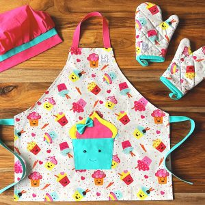 Ensemble de ''mini-chef'' pour faire fureur dans la cuisine ! Le tout comprend: 1 tablier, 1 paire de mitaine et 1 chapeau ajustable. Le tablier s'ajuste à l'encolure avec des boutons pressions. Une poche amusante au devant. Produits fait au Québec. Les mitaines de four sont isolées. Il y a des ganses pour les accrocher sur un crochet. La toque fuchsia est ajustable à l'aide d'un élastique.