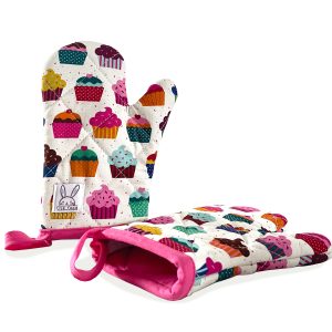 Les petites mitaines de four sont parfaites pour s'amuser et aider les parents à faire la cuisine en toute sécurité. Ensemble de deux. Isolées à double épaisseur. Ganse pour les accrocher sur un crochet. Fabriqué au Québec. Motif de cupcakes coloré.