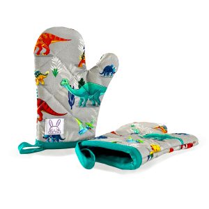 Les petites mitaines de four sont parfaites pour s'amuser et aider les parents à faire la cuisine en toute sécurité. Ensemble de deux. Isolées à double épaisseur. Ganse pour les accrocher sur un crochet. Fabriqué au Québec. Motif de dinosaures.