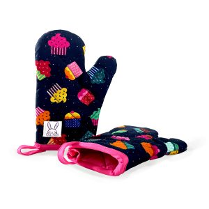 Les petites mitaines de four sont parfaites pour s'amuser et aider les parents à faire la cuisine en toute sécurité. Ensemble de deux. Isolées à double épaisseur. Ganse pour les accrocher sur un crochet. Fabriqué au Québec.