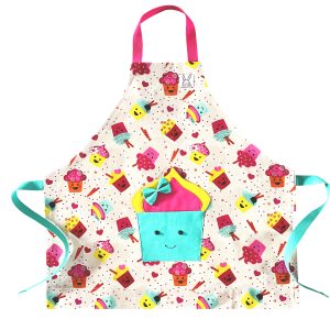 Tablier pour enfant à motif ''Cocktails''. Doté d'une poche amusante au devant et d'une encolure ajustable, ce tablier est conçu pour les enfants. Il est offert en 2 grandeurs. Fabriqué au Québec.