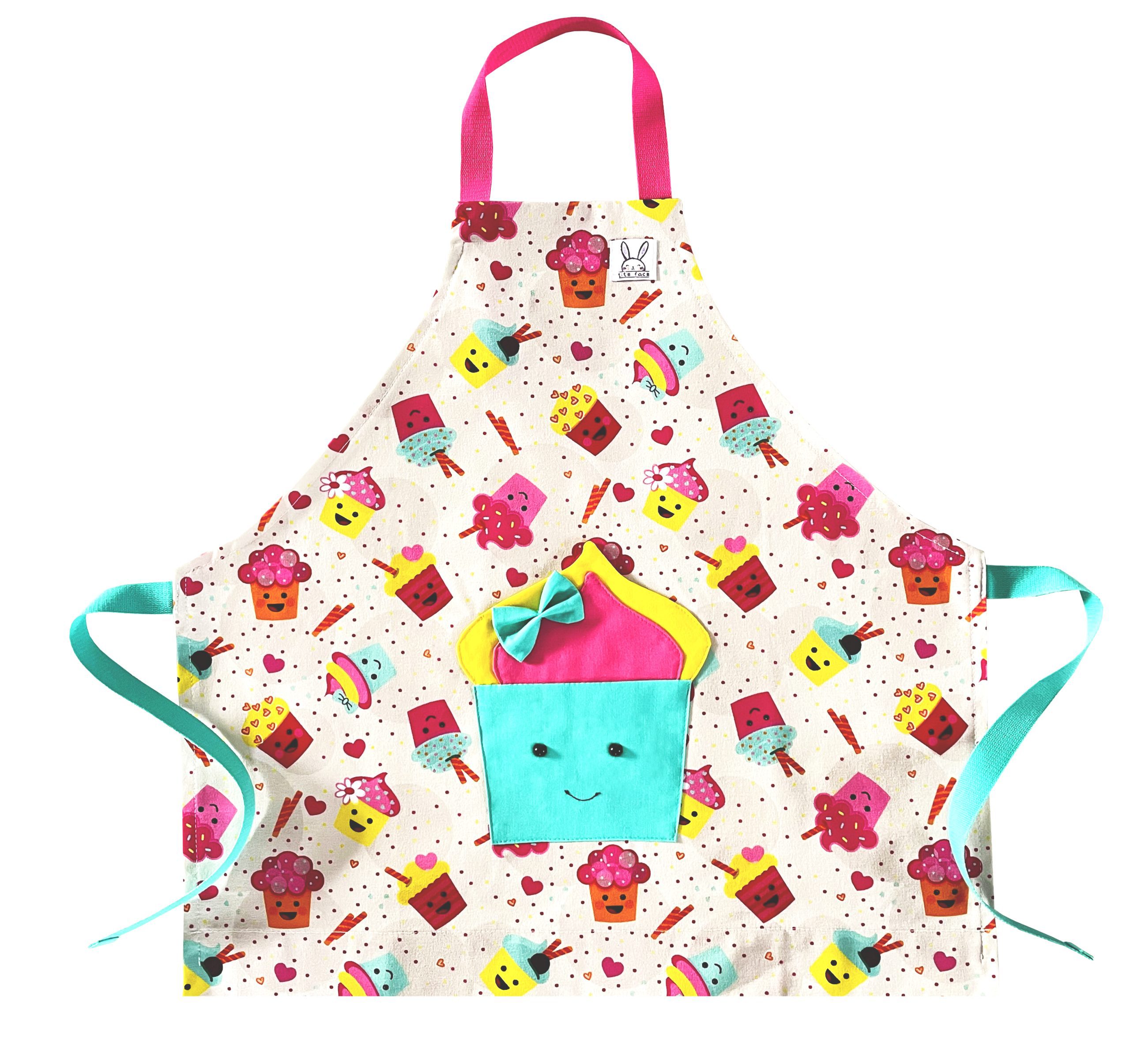 Tablier pour enfant à motif ''Cocktails''. Doté d'une poche amusante au devant et d'une encolure ajustable, ce tablier est conçu pour les enfants. Il est offert en 2 grandeurs. Fabriqué au Québec.